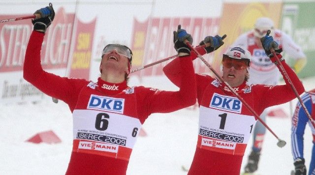 Norové Ola Vigen Hattestad (vlevo) a Johan Kjölstad se radují v cíli lyžařského sprintu na MS v Liberci. | Foto: Ondřej Roubínek, Reuters