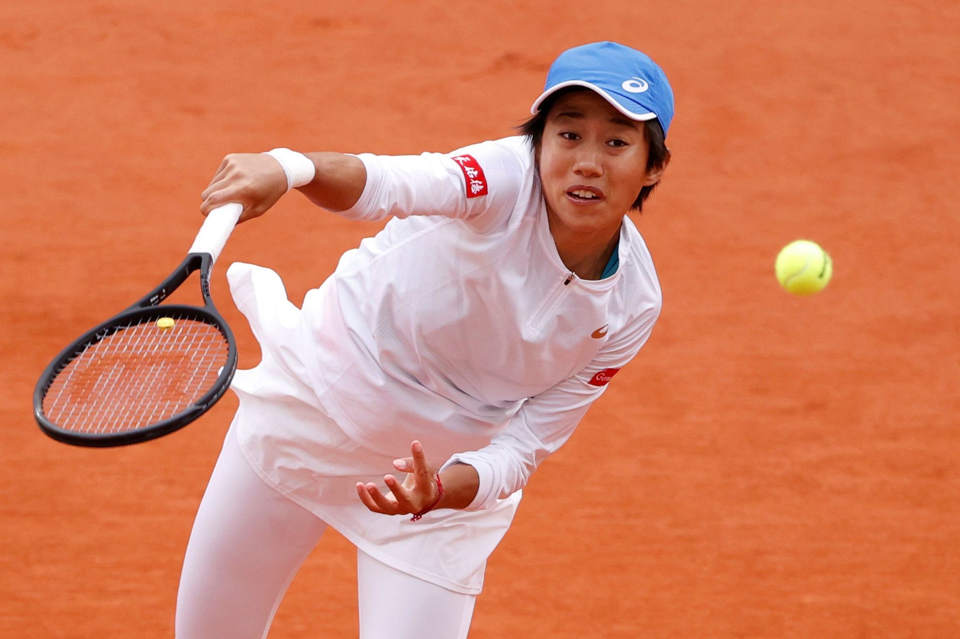 Dramatic Scenes at Budapest Tennis Match: Zhang Shuai’s Panic Attack and Controversial Point Decision