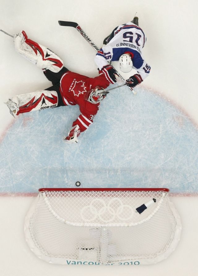 Kanada podlehla na olympijských hrách po padesáti letech USA. V repríze finále ze Salt Lake City Spojené státy vyhrály 5:3. | Foto: Reuters