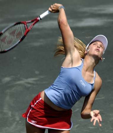 Nicole Vaidišova servíruje proti Catalině Castanové of Colombia ve druhém kole 2006 Family Circle Cup v Charlestonu. | Foto: Reuters