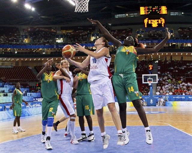 Edita Šujanová zakončuje přes Aminatu Sinintovou z Mali ve svém druhém zápase na olympijském turnaji. | Foto: Reuters