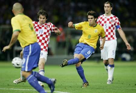 Brazilec Kaká (vpravo ve žlutém) skóruje do chorvatské sítě. | Foto: Reuters