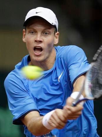 Tomáš Berdych při zápase proti Nikolaji Davyděnkovi | Foto: Reuters