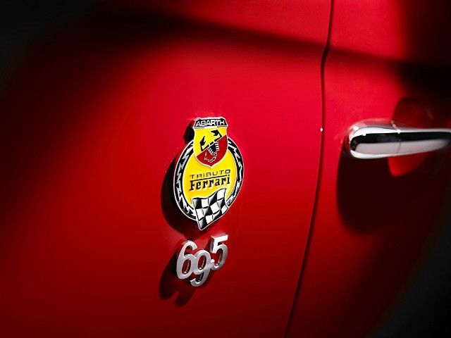 Toto speciální logo má limitovaná edice na paměť spolupráce značek Ferrari a Abarth | Foto: Abarth