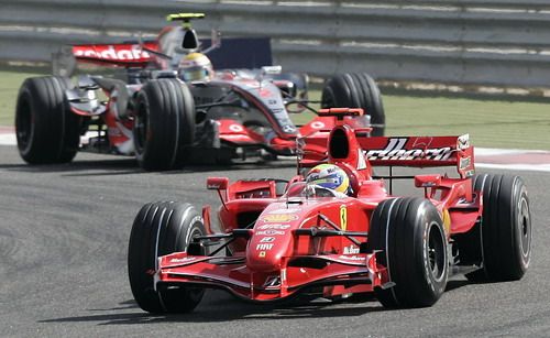 Felipe Massa s Ferrari vede před pilotem McLarenu Lewisem Hamiltonem. | Foto: Reuters