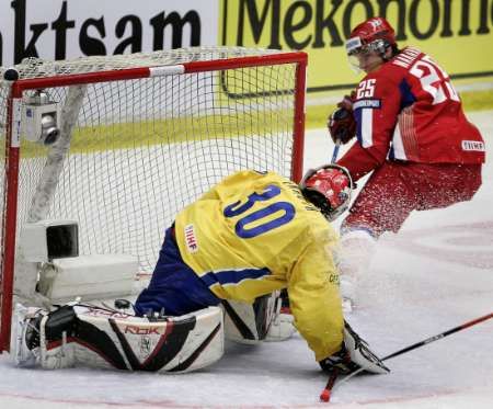 Ruský hokejista Igor Makarov (vpravo) vstřelil v semifinále MS hokejistů do 20 let do sítě švédského brankáře Jhonase Enerotha. | Foto: Reuters