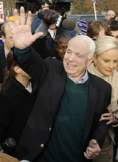 Republikánský kandidát John McCain mává svým voličům ve městě Nashua. 8. ledna 2008, New Hampshire, USA | Foto: Reuters