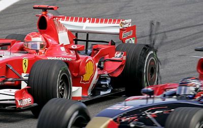 Ještě na trati - Poničená levá zadní pneumatika Ferrari Michaela Schumachera krátce po startu Velké ceny Brazílie. | Foto: Reuters