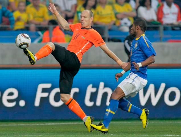 Jenže do druhé půle vletěli Holanďané jako vyměnění. Jejich útoky táhl především Arjen Robben a Wesley Sneijder. | Foto: Reuters