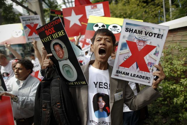 Protestní demonstrace před velvyslanectvím Barmy v Bangkoku. | Foto: Reuters