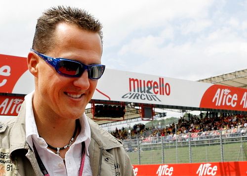 Bývalý pilot F1 Michael Schumacher se přišel podívat na Velkou cenu Itálie silničních motocyklů v Mugellu. | Foto: Reuters