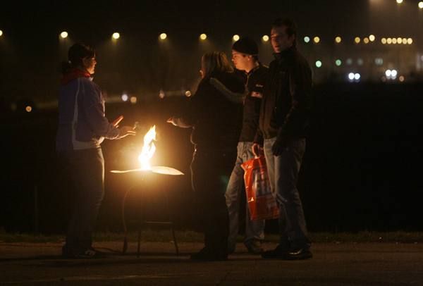 Teploty pod nulou přivábili slavící k ohňům. | Foto: Ondřej Besperát