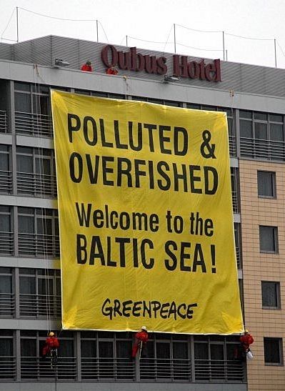 Znečištěné a vylovené. Vítejte v Baltském moři. Ekologové pověsili transparent na jeden z hotelů v Krakowě. | Foto: Greenpeace Polska