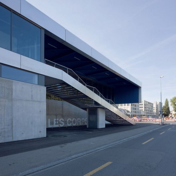 Sportovní hala Esplanade, GXM architectes sàrl, Bienne (Bern), 2007-2009  Nová sportovní hala se rýsuje jako nový orientační bod města v neustále se proměňující čtvrti. Budova je výrazným horizontálním prvkem, což ještě více umocňuje přesah prvního podlaží o 8 metrů nad sousední parcelu. | Foto: Galerie Jaroslava Fragnera/ Yves André, Claudia Fischer