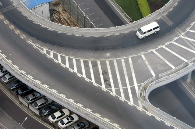 Vozovky v metropoli a jejím okolí jsou dnes nezvykle prázdnéa průjezdné. Bude tomu tak i za rok v době Olympijských her ? | Foto: Reuters