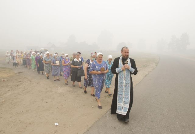 Náboženské procesí, vedené pravoslavným knězem, ve vesnici nedaleko Moskvy. Věřící prosili Boha, aby zastavil požáry a seslal déšť. | Foto: Reuters