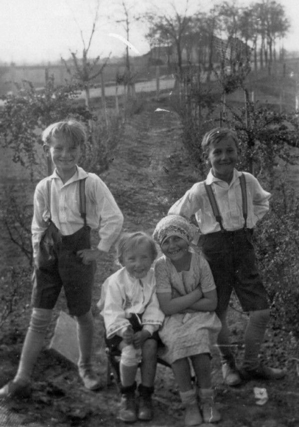 Sourozenci Zapletalovi. Libor, Lumír, Milan a jejich sestra Věrka, která později umřela v sedmi letech na spálu. Podivín 1929. | Foto: Archiv Pavla Zapletala