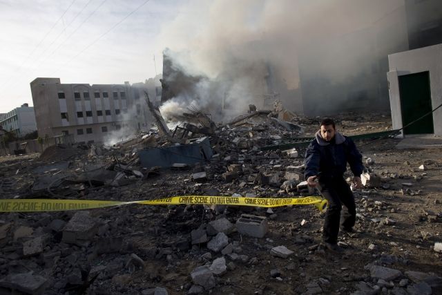 Místo výbuchu izraelských bomb palestinští policisté označují páskou s nápisem "Crime scene". | Foto: ČTK