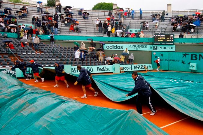 Úterní program French Open přerušil déšť, který rozdělil mimo jiné zápas Petry Cetkovské s Jelenou Jankovičovou. | Foto: Václav Rojík