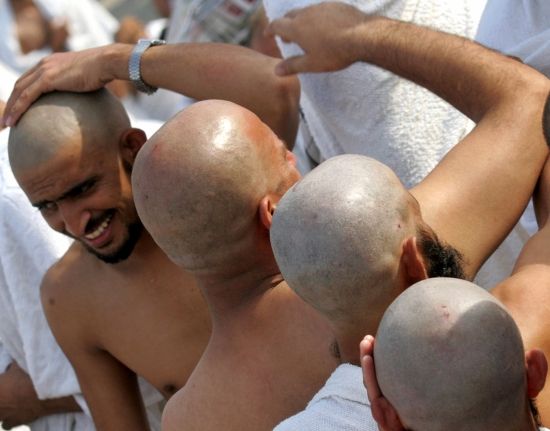 Oholení hlavy symbolizuje konec muslimské poutě hadždž. Údolí Míná poblíž Mekky, 10. leden 2006 | Foto: Reuters/Ali Jarekji