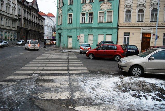 Z jedné strany chodec nevidí, zda jede auto, z druhé zase výhled zakrývají parkující vozy | Foto: Radek Pecák