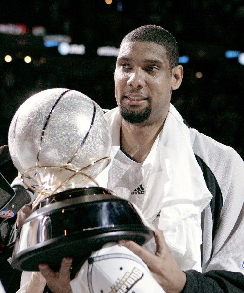 Tim Duncan ze San Antonia Spurs s trofejí pro nejlepší tým Západní konference NBA po čtvrté finálové výhře nad Utehem. | Foto: Reuters