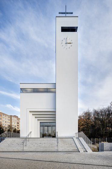 Vítězem je také kostel Krista Spasitele a komunitní centrum Praha - Barrandov. Autory jsou Jan Žiška a Pavel Šmelhaus. Projektantem je Atelier Žiška a investorem Římskokatolická farnost u kostela sv. Filipa a Jakuba v pražských Hlubočepech. Titul byl udělen za výjimečnou architektonickou čistotu pojetí novostavby kostela i za celkovou realizaci a stavební provedení, včetně uměleckých prvků a stavebních detailů. I přes soudobé jednoduché geometrické tvarosloví stavba čitelně zhmotňuje tradiční chápání kostela, jeho logické členění a symboliku. | Foto: Stavba roku