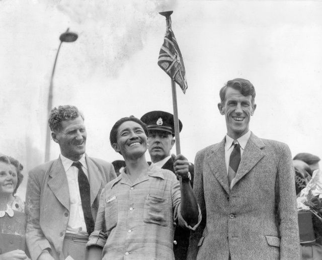 Na nedatovaném snímku je sir Edmund Hillary (vpravo) a šerpa Tenzing Norgay spolu s vedoucím Expedice 1953 Johnem Huntem - po zdolání vrcholu na letišti v Londýně. | Foto: Reuters