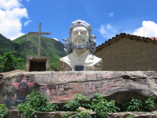 Guevara jako svatý. Jeho pomník v La Higuera v Bolívii. | Foto: Augusto Starita