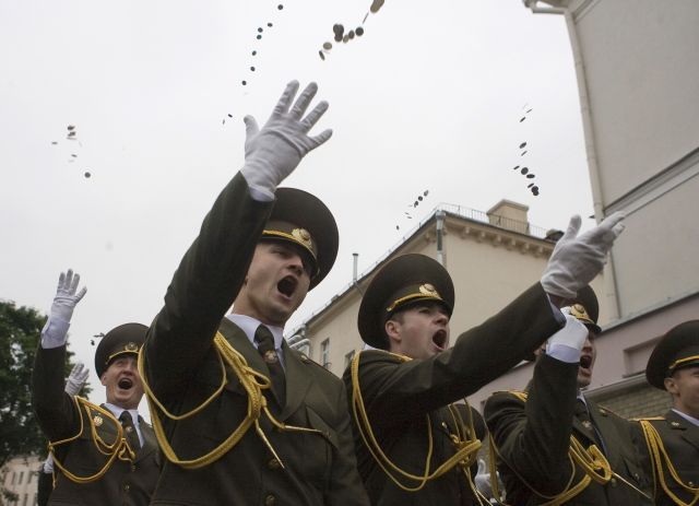 Absolventi policejní akademie v Minsku oslavují ukončení studia slavnostním pochodem a házením mincí. Kam nyní pochoduje celé Bělorusko? | Foto: Reuters