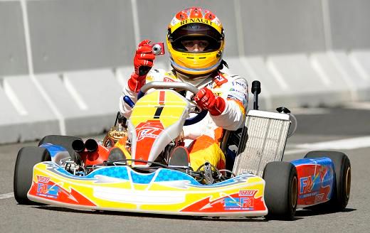 Fernando Alonso na motokáře | Foto: Reuters