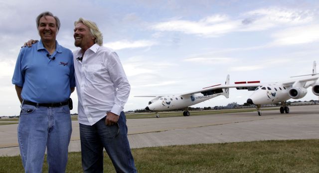 Branson projekt financuje, konstruktérem letadla je Burt Rutan (vlevo). | Foto: Reuters