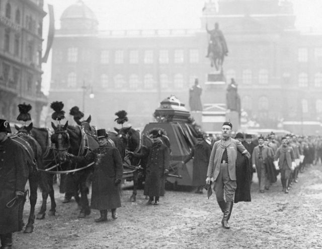 Pohřeb ministra financí Aloise Rašína v únoru 1923. Smuteční průvod na Václavském náměstí. | Foto: ČTK