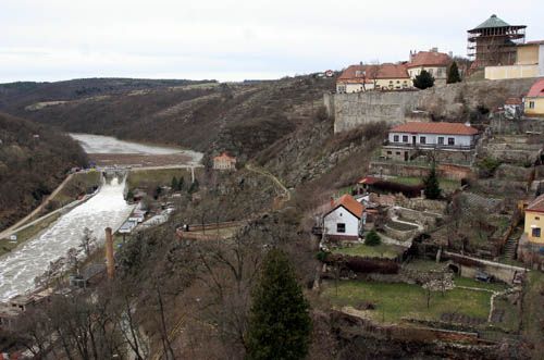 Pohled od kostela svatého Michala: řeka Dyje protéká Znojmem z velké části údolím. Nejznámější znojemská památka - románská rotunda - stojí dostatečně vysoko (úplně vpravo). | Foto: Ondřej Besperát, Aktuálně.cz