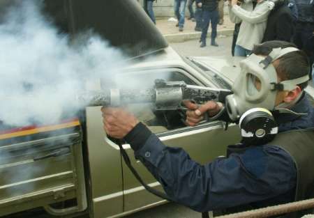 Policie použila k rozehnání demonstraci i slzný plyn. | Foto: Reuters