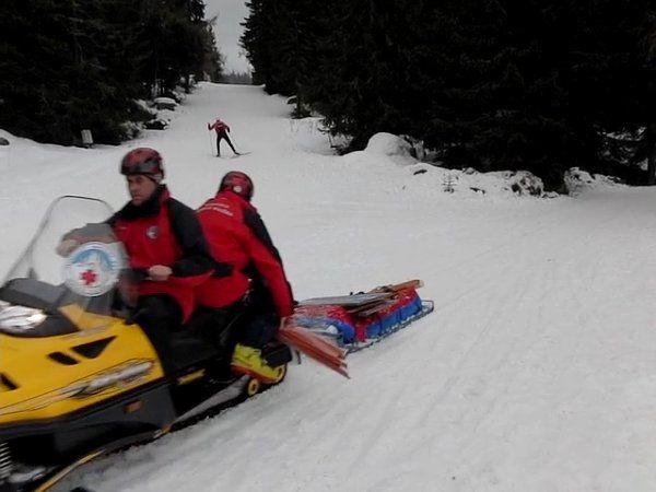 Jednoduchá organiazce: Sdruženáři ještě vyjížděli únavu z posledního závodu, pořadatelé na skútru už měli posbírané zátarasy a po tratích se již opět mohla pohybovat veřejnost. | Foto: Zuzana Hronová