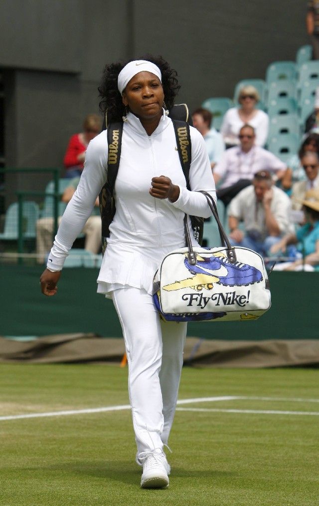 Serena Williamsová přichází na kurt k zápasu čtvrtého kola Wimbledonu proti Američance Mattekové v jednom ze svých extravagantních oblečků. | Foto: Reuters