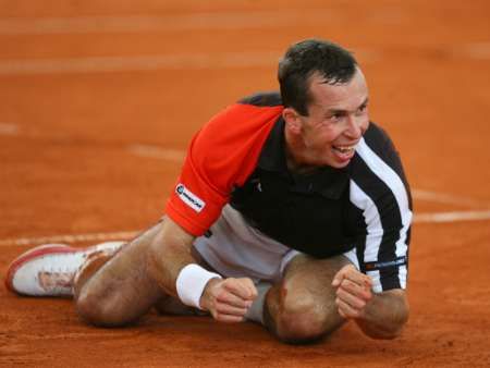 Český tenista Radek Štěpánek se raduje z postupu do finále turnaje Masters v Hamburku po vítězství nad Argentincem José Acasusem. | Foto: Reuters