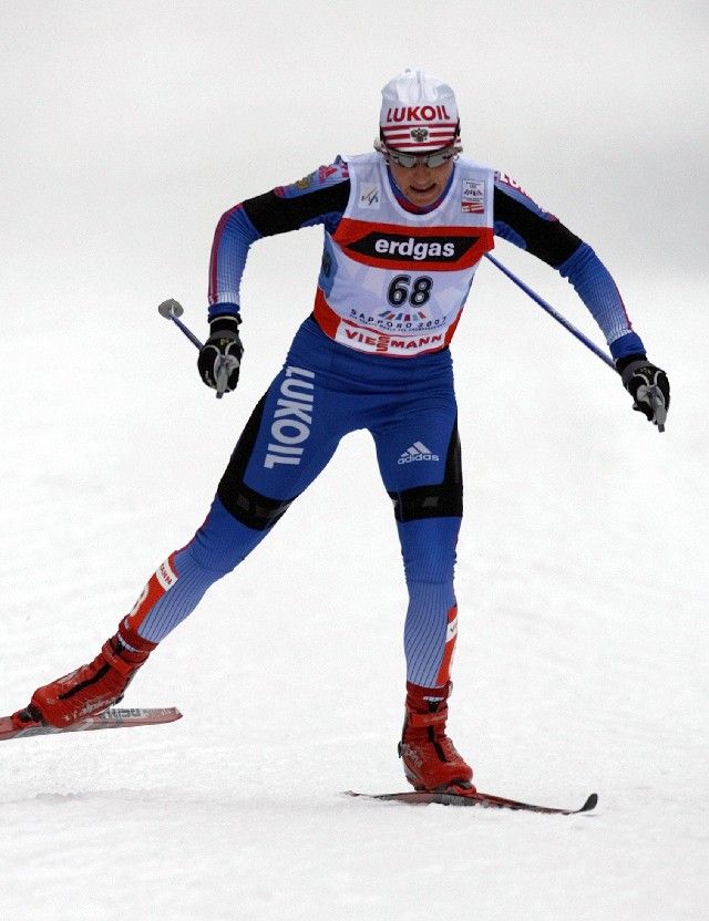 Ruská lyžařka Olga Zavjalovová dojíždí druhá v závodě na 10 km volnou technikou na MS v Sapporu. | Foto: Reuters