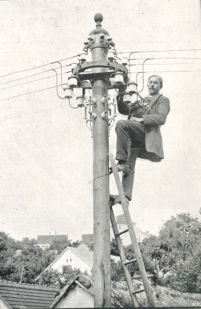 Rozvod elektrické sítě byl náročný a pomalý. V době vzniku republiky bylo v Československu 1500 kilometrů vedení. Archivní snímek z roku 1912 ukazuje zavedení rozvodné sítě v Jílovém u Prahy v roce 1912. | Foto: ČEZ, a. s. / www.cez.cz