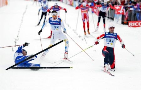 Martin Koukal a jeho vítězný skluz v závodu štafet ve švýcarském Davosu. | Foto: Reuters