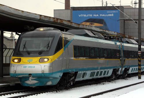 Toto je poslední Pendolino, které jezdí. Zástupci Českých drah a Alstomu jednali ve středu 18. ledna o tom, jak Pendolina vrátit zpět do provozu. | Foto: Ondřej Besperát, Aktuálně.cz