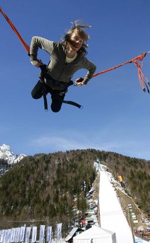 Planica - V Planici se zase připravovalo mistrovství světa ve skoku na lyžích. V areálu si návštěvníci mohli vyzkoušet bungee-jumping. | Foto: Reuters