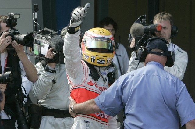 Lewis Hamilton z McLarenu se raduje po vítězství v kvalifikaci na Velkou cenu Austrálie. | Foto: Reuters