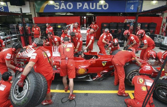 Mechanici stáje Ferrari trénují zastávku v boxech před Velkou cenou Brazílie. I na nich budou záviset naděje Felipeho Massy na zisk titulu. | Foto: Reuters