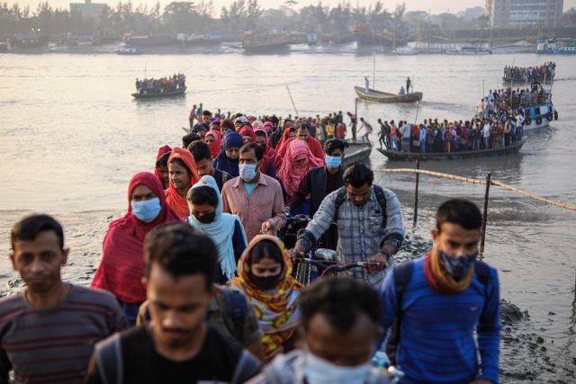 Pracovníci přijíždí speciální exportní zóny v bangladéšském městě Mongla. | Foto: ČTK/AP/Mahmud Hossain Opu