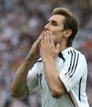 Němec Miroslav Klose slaví svůj vyrovnávací gól v zápase s Argentinou. | Foto: Reuters