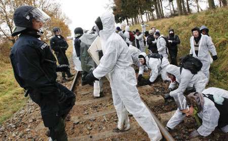 Policie má v pohotovosti 19 000 mužů. | Foto: Reuters