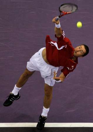 Marat Safin servíruje proti Jose Acasusovi na Madrid Masters Series. | Foto: Reuters