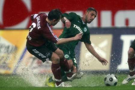 Tomáš Galásek v souboji s wolfsburským Ashkane Dejagahou. | Foto: Reuters